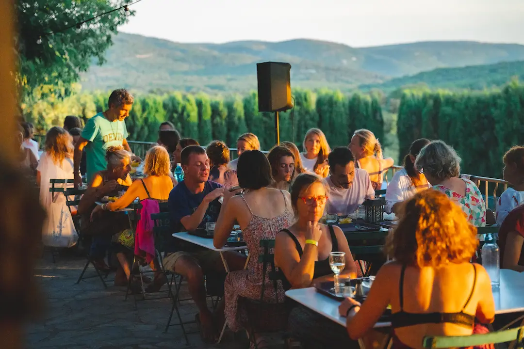 svg%3E Restaurant terrasse exterieur Ete - Le Hameau de l'Etoile