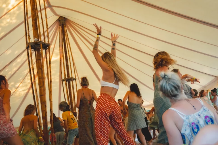 Danse libre origines pratiques et bienfaits du mouvement Danse-libre-origines-pratiques-et-bienfaits-du-mouvement
